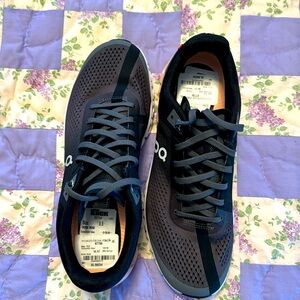 New cloud sneaker, never worn